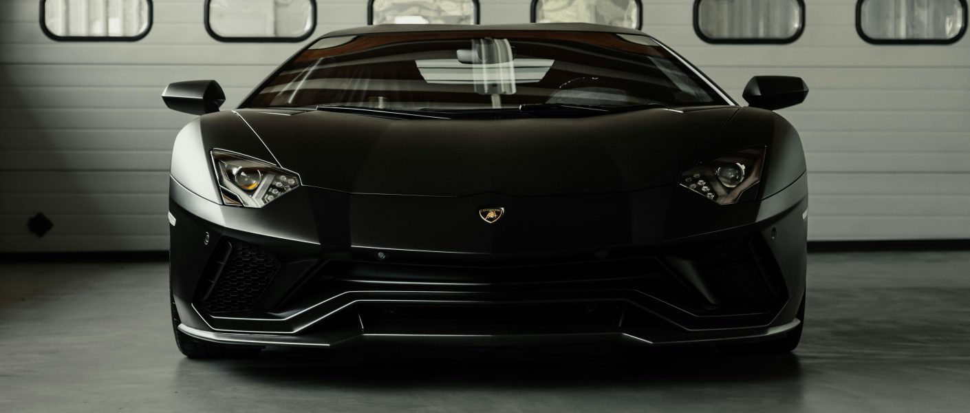 Piękne czarne Lamborghini które przeszło renowację korzystając z usług lakiernik Gorlice