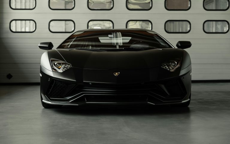 Piękne czarne Lamborghini które przeszło renowację korzystając z usług lakiernik Gorlice