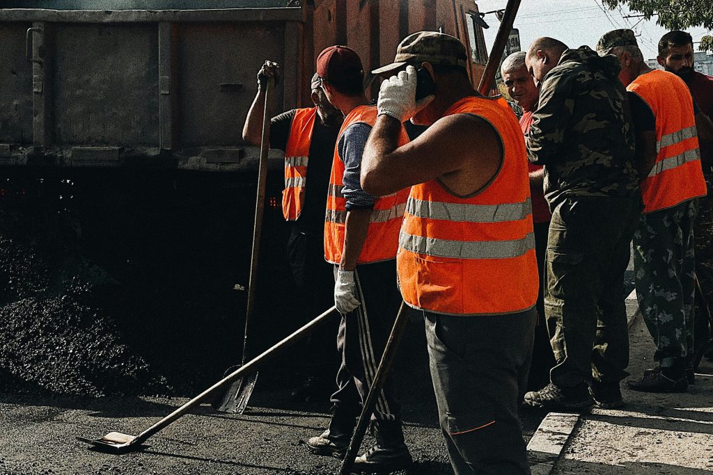 Firmy drogowe małopolska budują drogę gdzieś daleko