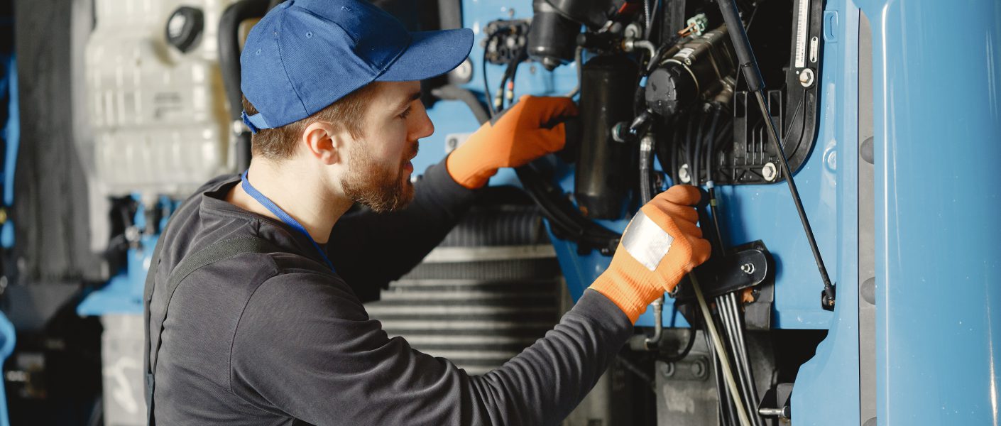 Mężczyzna przeprowadzający naprawę transformatora.