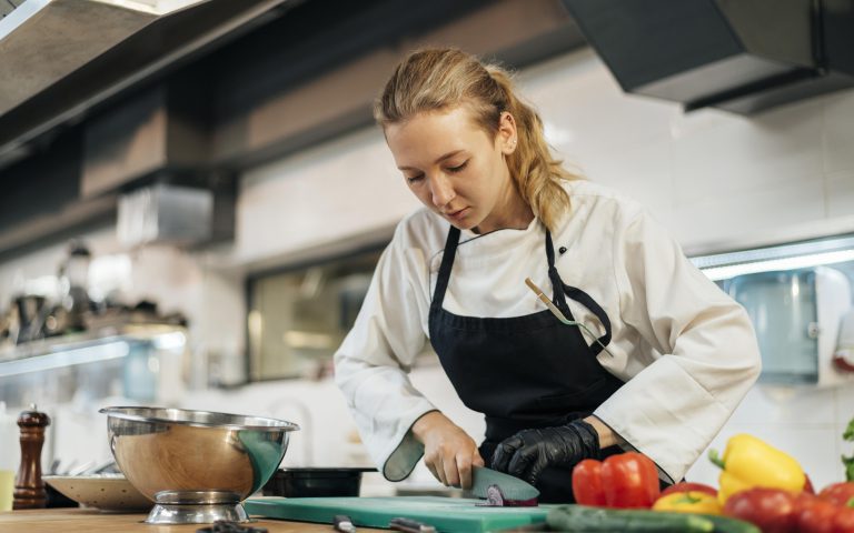 Kolorowe przekąski typu finger food serwowane na imprezie we Wrocławiu – wygodne, stylowe i gotowe do podania.