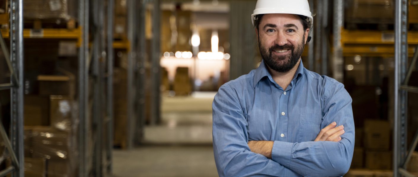 automatyka budynkowa kraków - mężczyzna w kasku