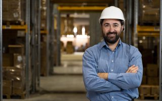 automatyka budynkowa kraków - mężczyzna w kasku