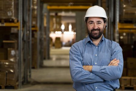 automatyka budynkowa kraków - mężczyzna w kasku