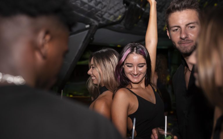 Ekskluzywna loża VIP z nastrojowym oświetleniem w night club Kraków
