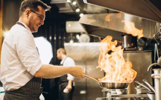 Stół z elegancko podanym jedzeniem na imprezie domowej we Wrocławiu z obsługą cateringową. Catering na imprezy domowe Wrocław – bogate menu finger food przygotowane na rodzinne przyjęcie.