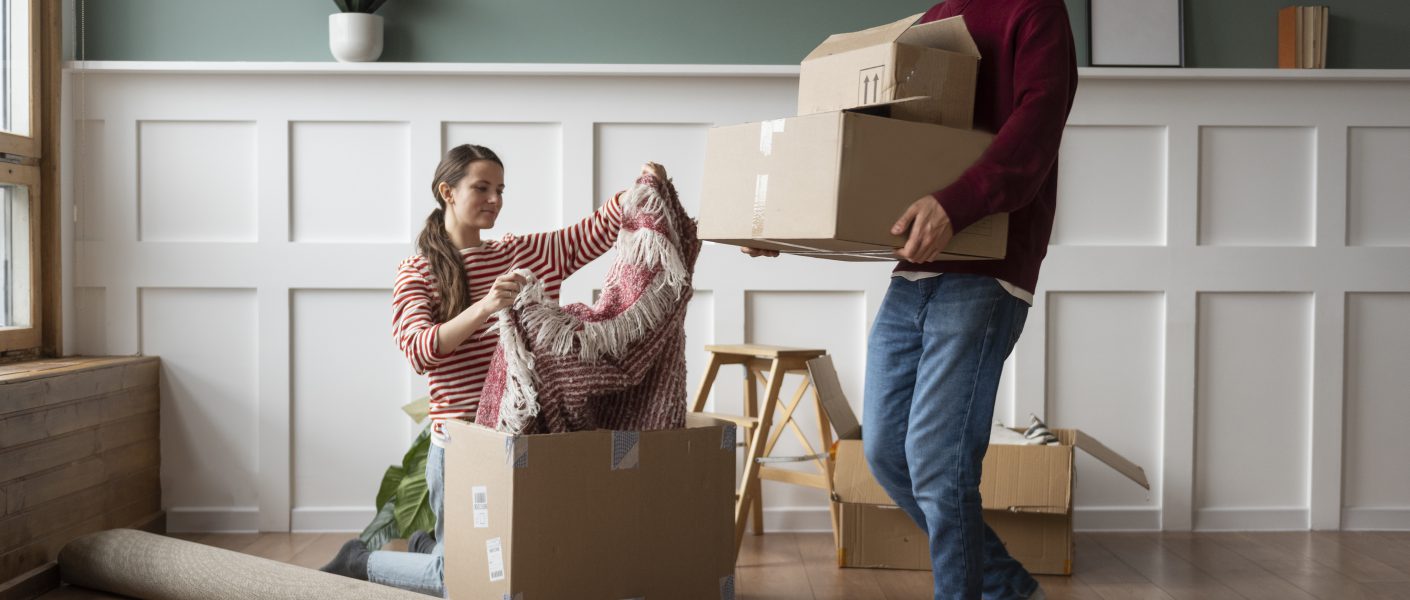 Ekipa firmy przeprowadzkowej z Warszawy zabezpiecza meble do transportu