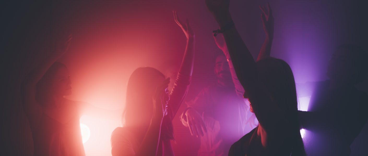 Night club w Małopolsce ożywa dzięki energetycznej atmosferze, DJ-owi i tłumowi bawiących się gości.