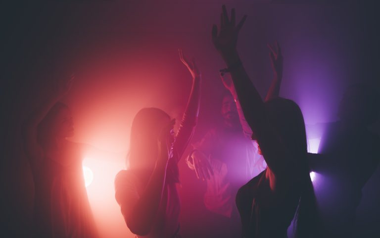 Night club w Małopolsce ożywa dzięki energetycznej atmosferze, DJ-owi i tłumowi bawiących się gości.