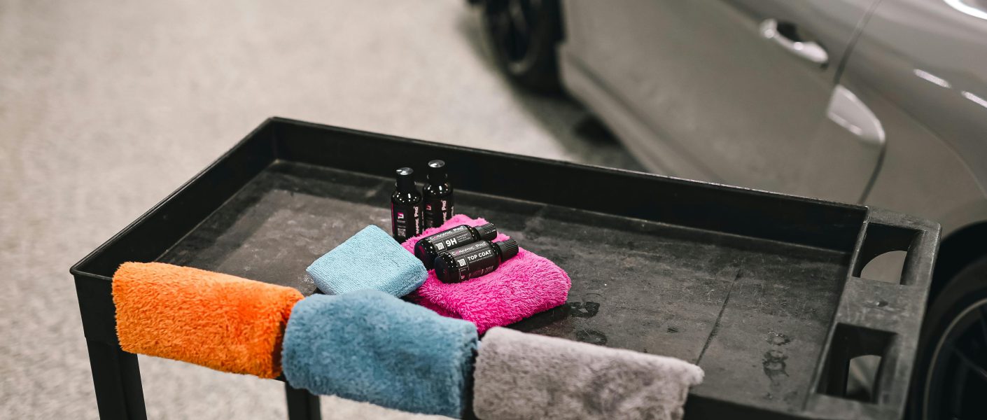 Specjalista wykonujący auto detailing w Gdańsku – precyzyjna pielęgnacja karoserii i wnętrza auta.