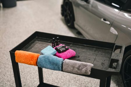 Specjalista wykonujący auto detailing w Gdańsku – precyzyjna pielęgnacja karoserii i wnętrza auta.