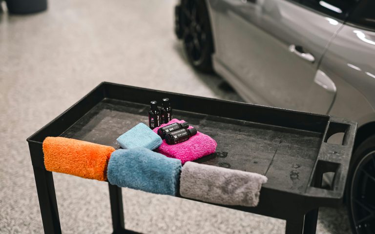 Specjalista wykonujący auto detailing w Gdańsku – precyzyjna pielęgnacja karoserii i wnętrza auta.