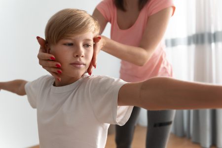 Zajęcia z fizjoterapeutą dziecięcym w Dąbrowie – terapia wspomagająca rozwój mowy i postawy u najmłodszych.