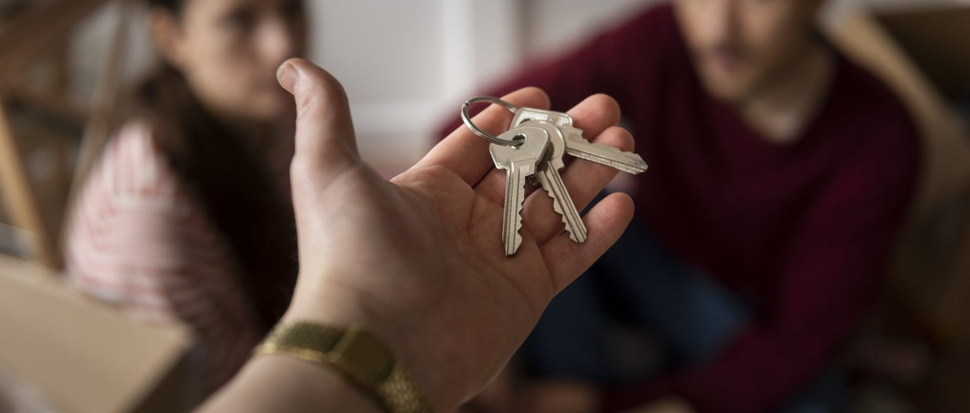 Młoda para otrzymuje klucze po sprzedaży mieszkania – skup nieruchomości z problemami prawnymi