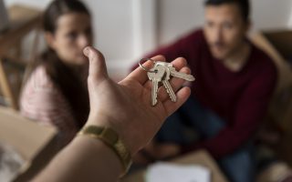 Młoda para otrzymuje klucze po sprzedaży mieszkania – skup nieruchomości z problemami prawnymi