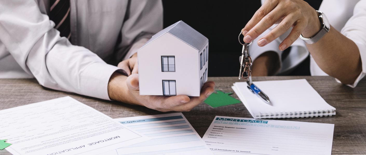 Doradca nieruchomości przekazuje klucze po podpisaniu umowy – skup nieruchomości z problemami prawnymi