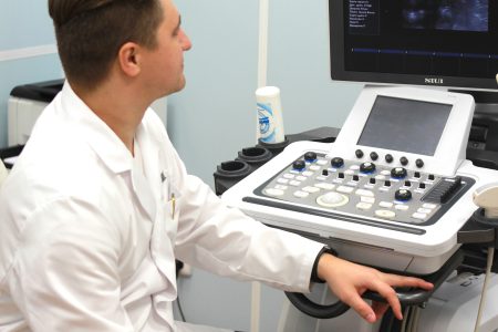 zdjęcie lekarza który robi USG