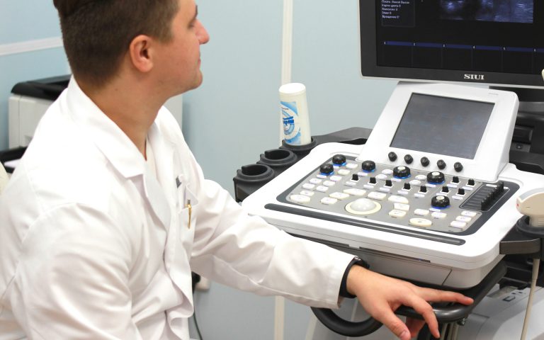 zdjęcie lekarza który robi USG