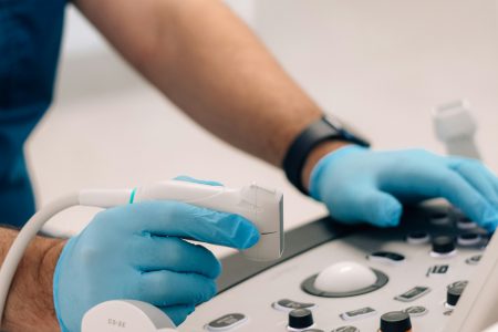 zdjęcie lekarza który robi USG