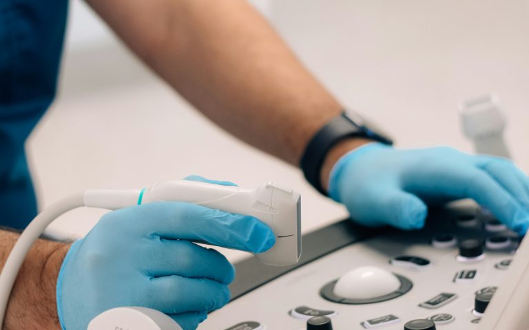 zdjęcie lekarza który robi USG