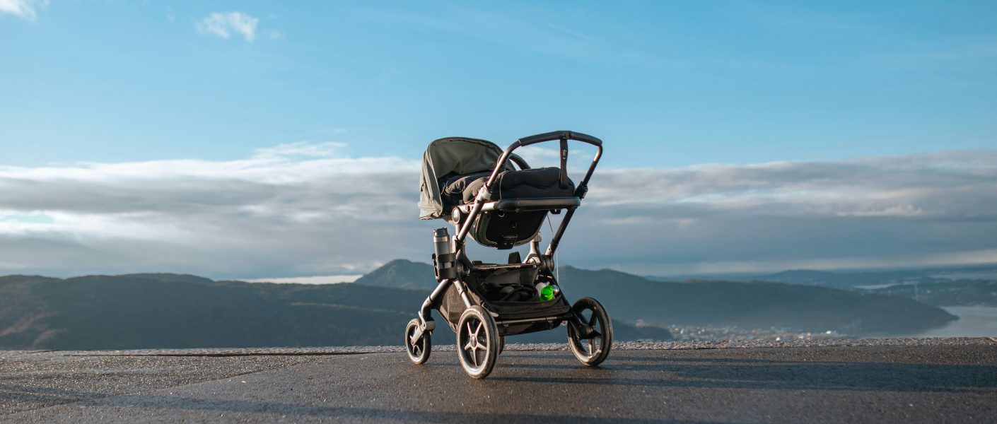 zdjęcie wózka na tle gór