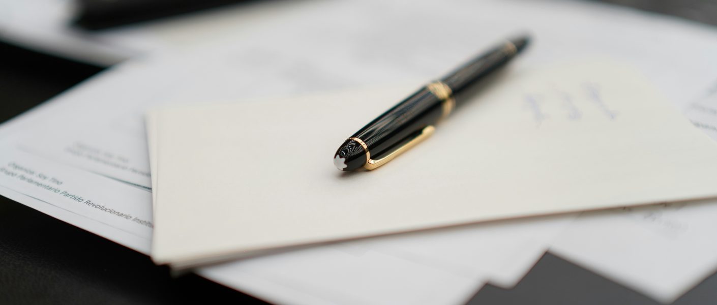 zdjęcie długopisu i papierów na stole