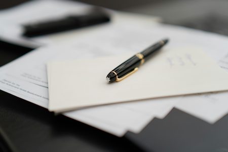 zdjęcie długopisu i papierów na stole