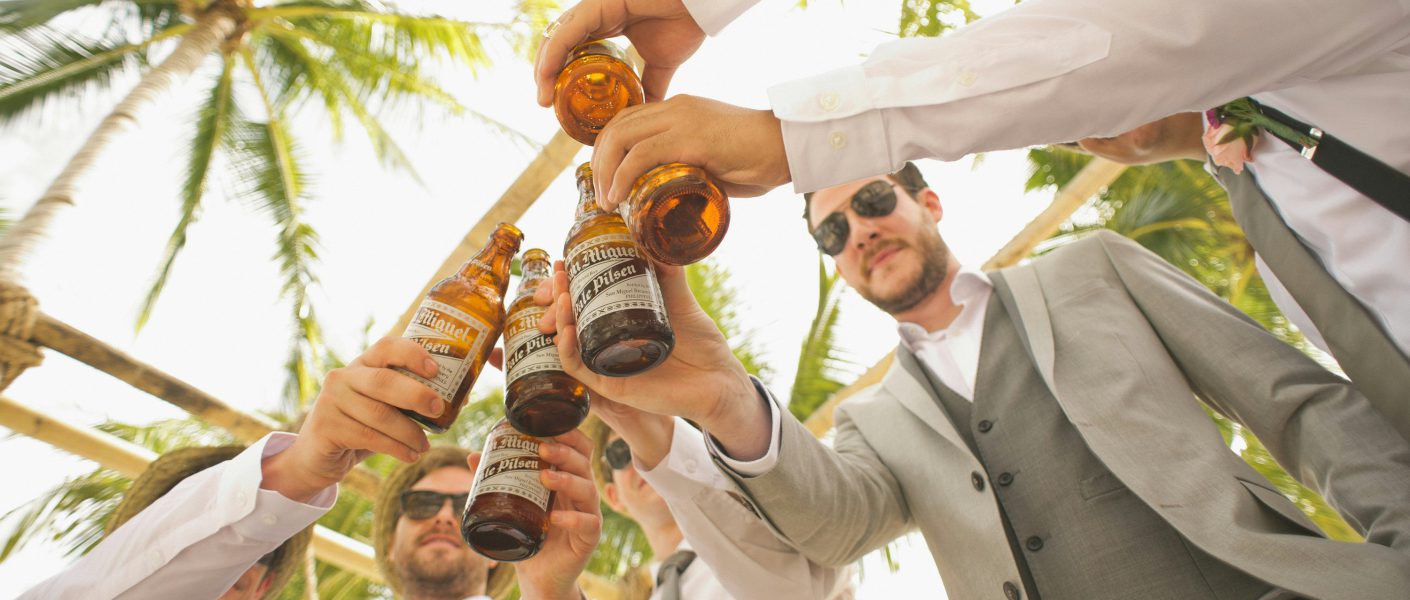 zdjęcie pana młodego z kolegami