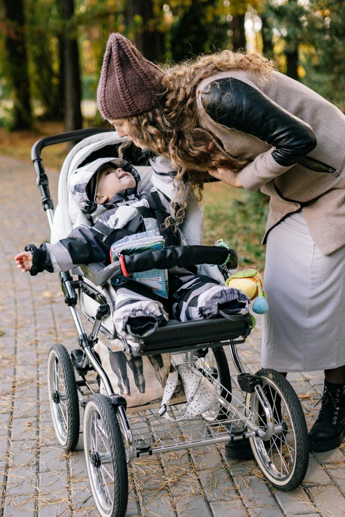 mama pochylająca się nad wózkiem od polskiego producenta