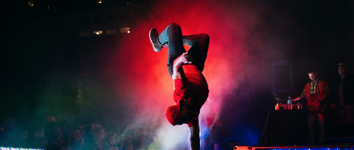 zdjęcie mężczyzny tańczącego hip hop