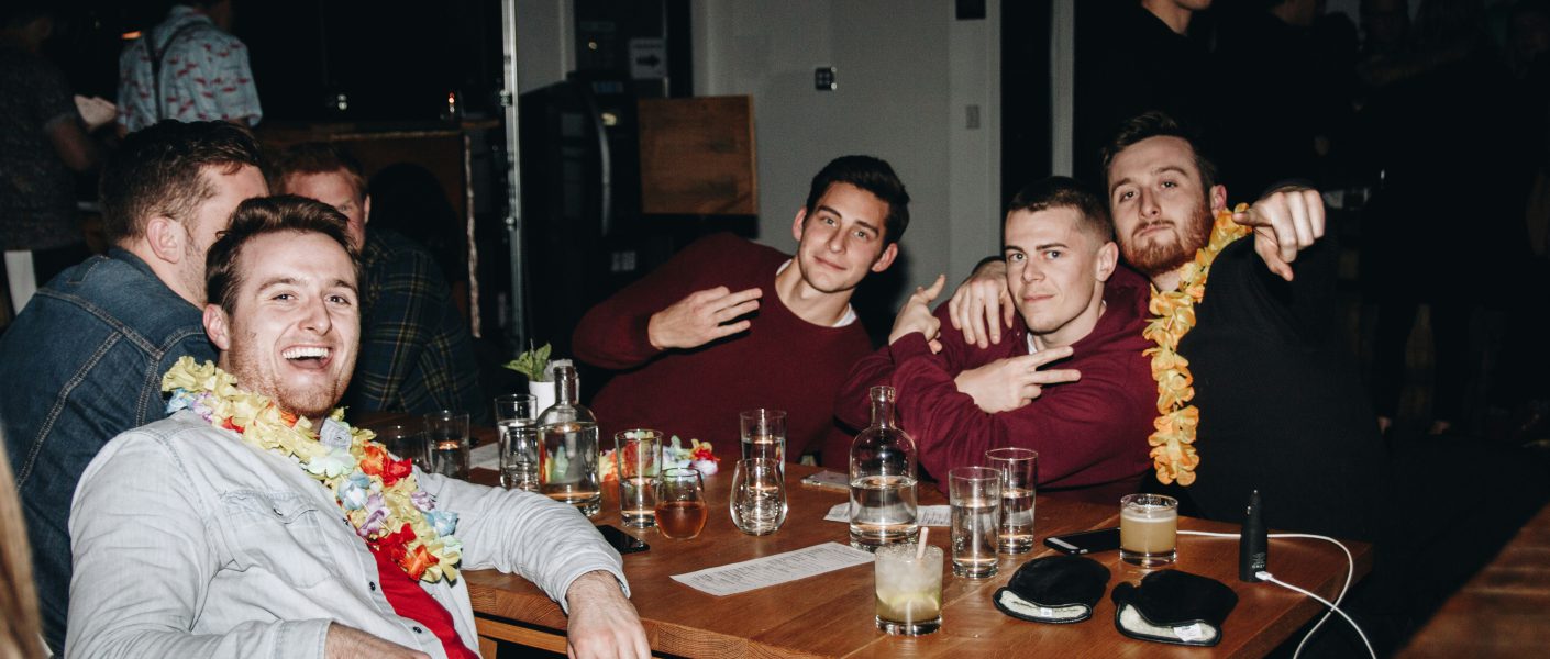 zdjęcie pana młodego z kolegami