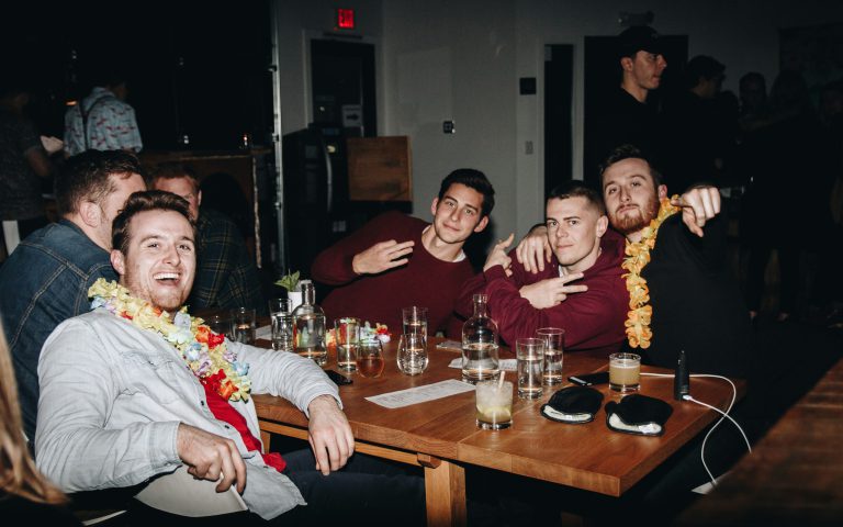 zdjęcie pana młodego z kolegami