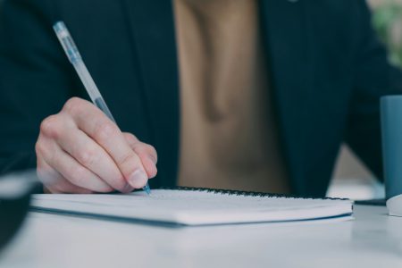 zdjęcie mężczyzny piszącego