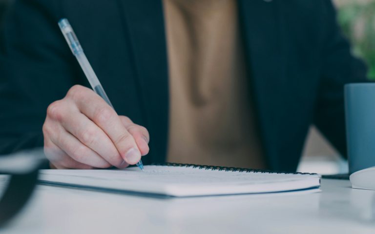 zdjęcie mężczyzny piszącego