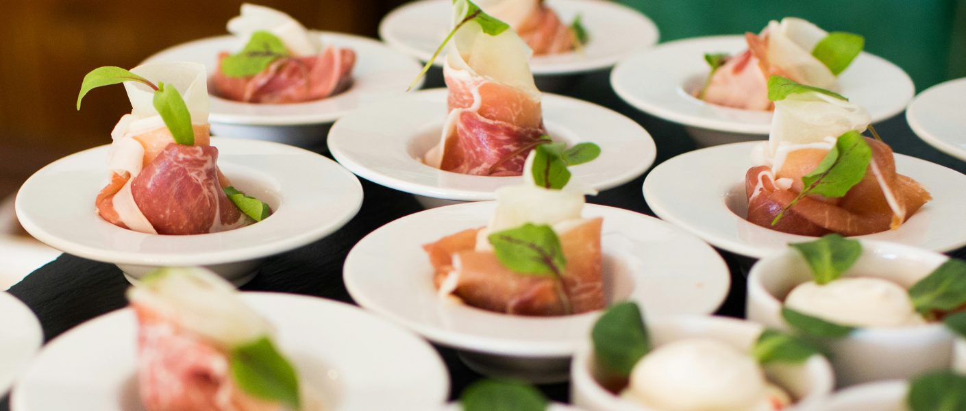 zdjęcie jedzenia z cateringu na wydarzeniu