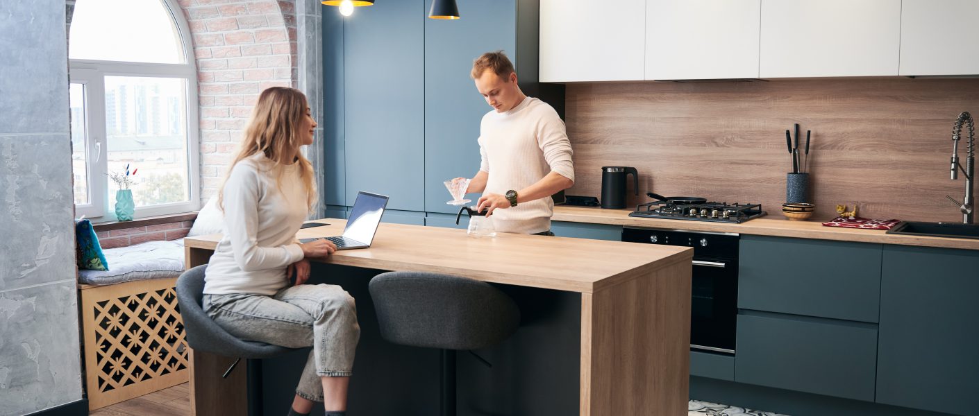 mężczyzna i kobieta rozmawiający w kuchni - remont kuchni gdańsk