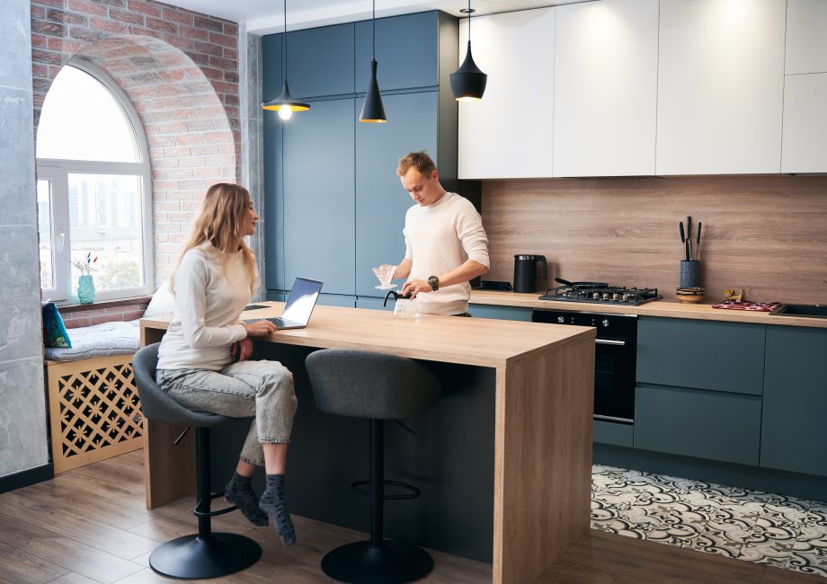 mężczyzna i kobieta rozmawiający w kuchni - remont kuchni gdańsk