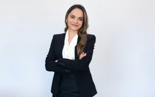 zdjęcie dziewczyny prawnika w marynarce