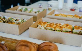 zdjęcie jedzenia z cateringu w pudełkach