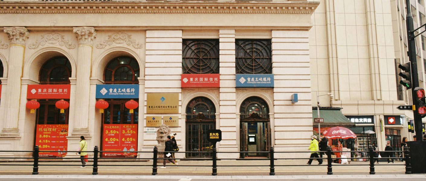 Na zdjęciu widać elegancki budynek o klasycznej, monumentalnej architekturze z kolumnami i zdobioną fasadą