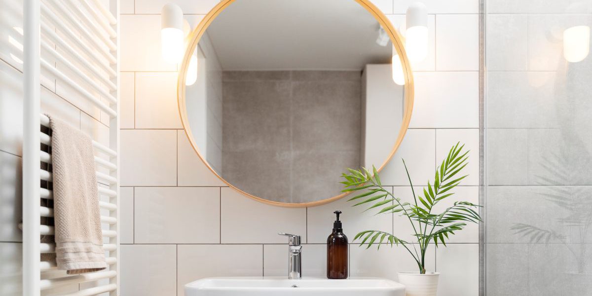 Jasna łazienka w stylu skandynawskim, w której centralny punkt stanowią lustra na wymiar (Kraków).