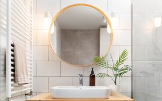 Jasna łazienka w stylu skandynawskim, w której centralny punkt stanowią lustra na wymiar (Kraków).