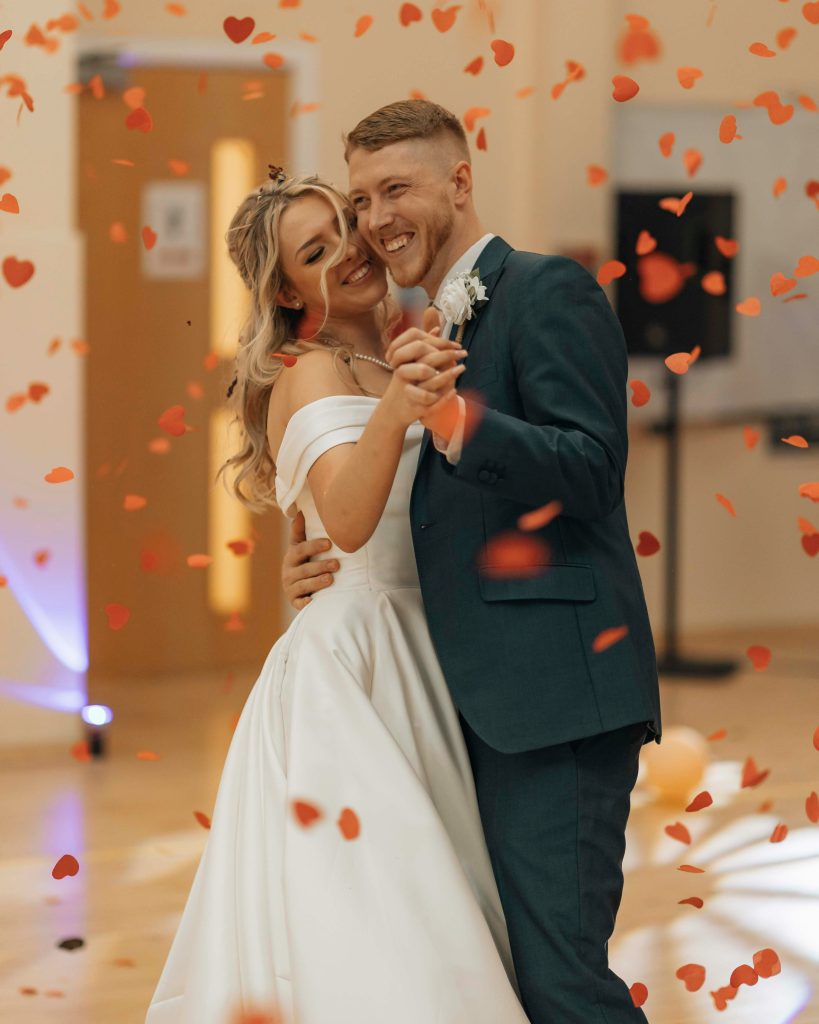 Na zdjęciu przedstawiono młodą parę podczas pierwszego tańca weselnego