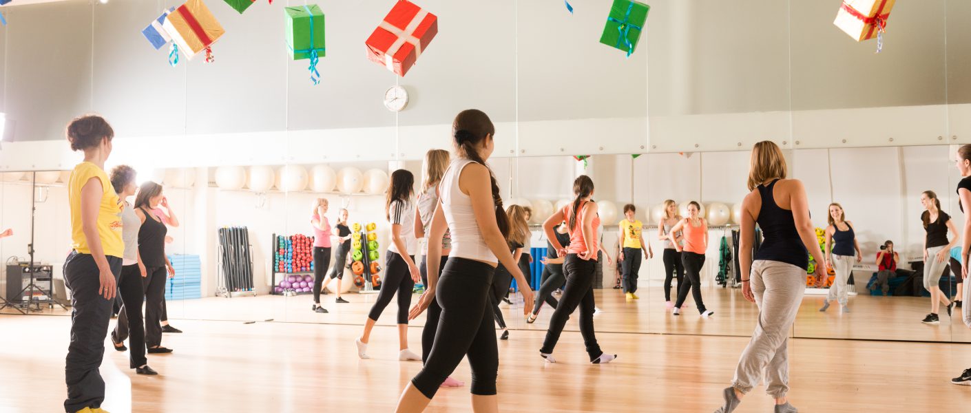 kobiety na koloni tanecznej na sali tanecznej - półkolonia wieliczka
