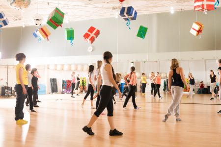 kobiety na koloni tanecznej na sali tanecznej - półkolonia wieliczka