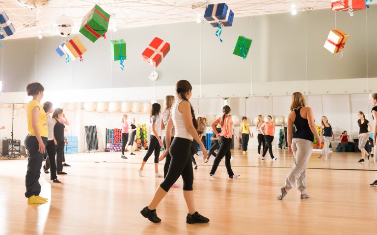 kobiety na koloni tanecznej na sali tanecznej - półkolonia wieliczka