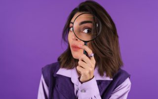 kobiet patrząca przez lupę