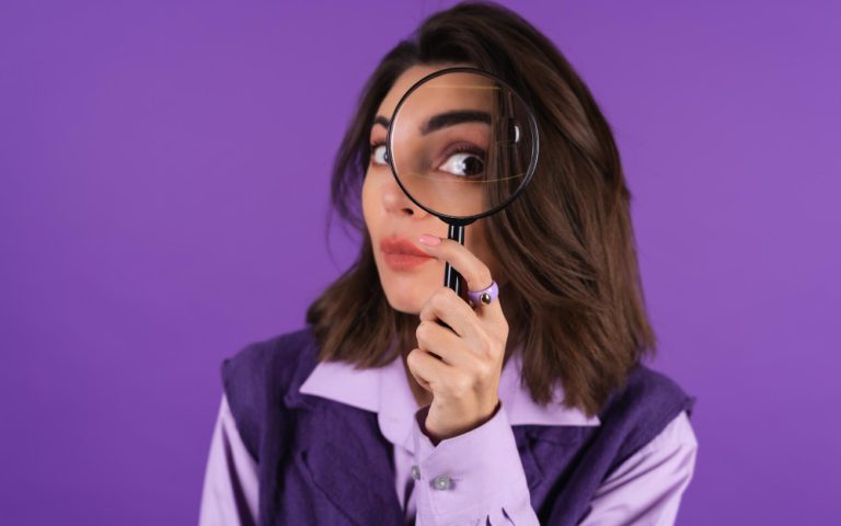 kobiet patrząca przez lupę