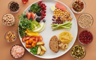 Zapytanie zostało przetworzone Oto propozycje tytułu oraz tekstu alternatywnego (alt), zoptymalizowane pod kątem dostępności (WCAG) oraz pozycjonowania (SEO) na frazę kluczową: Tytuł obrazu (Title tag) Wysokobiałkowa dieta wegetariańska – zdrowe źródła białka roślinnego na talerzu Tekst alternatywny (Alt text) Wysokobiałkowa dieta wegetariańska przedstawiona na talerzu podzielonym na sekcje zawierające strączki, orzechy, pełnoziarniste produkty, świeże warzywa i owoce.