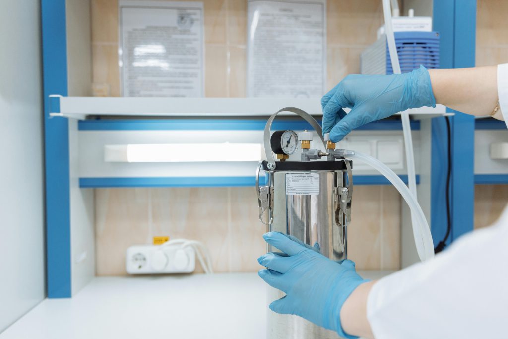 kruszarka laboratoryjna brzesko - urządzenie z dłonią